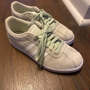 💜 Adidas Gazelle Sneakers Tennis Shoes in Seafoam Mint Green